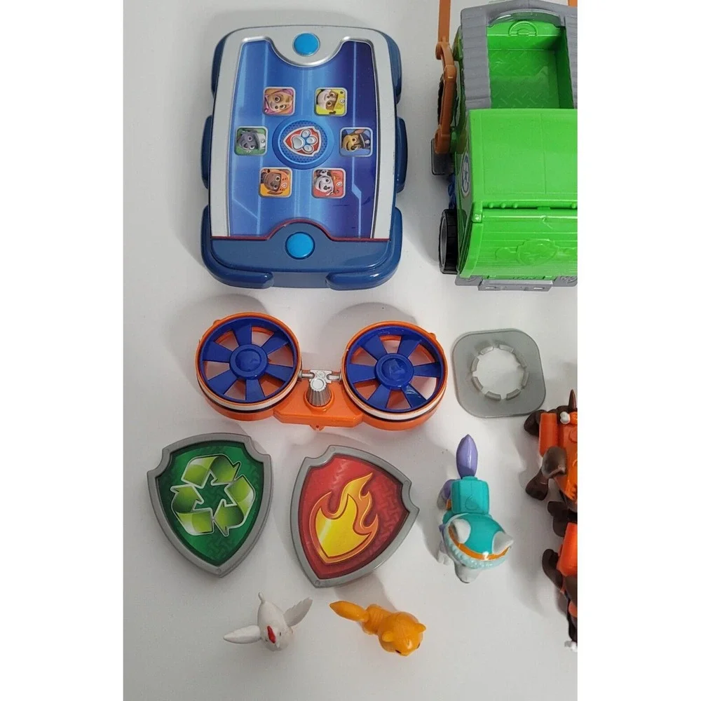 Huge Lot of 30 Paw Patrol Figures Vehicles Parts Chase Marshall Zuma Spin Master